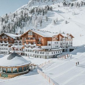 Superior Hotel Schneider Ski-In & Ski-Out